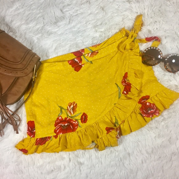 Forever 21 Pants - 🎊 Forever 21 Skirt Short Large Yellow Polka A Dot